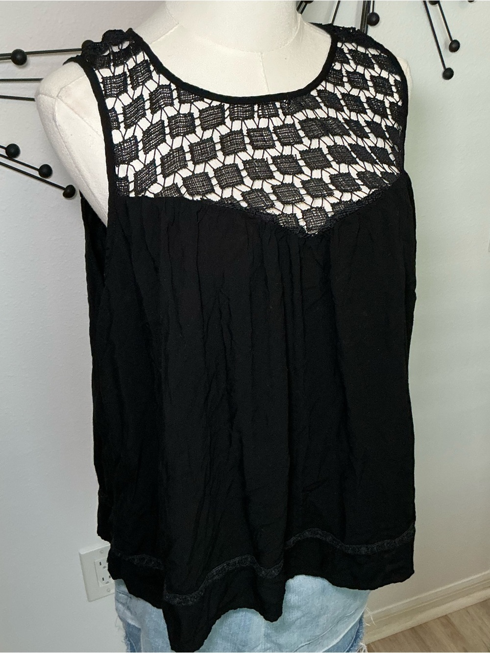 Old Navy Black Lace Yoke Sleeveless Blouse Size Large - Picture 2 of 5